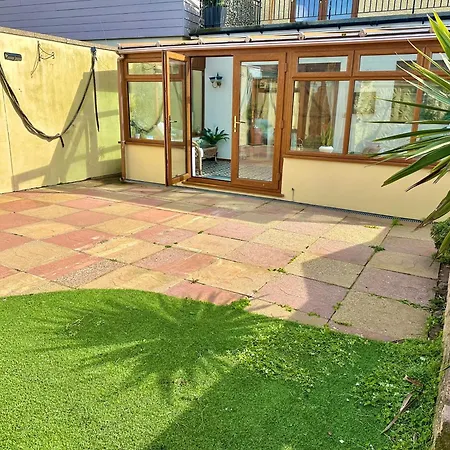 Sea View Three Bed Detached Home - With Parking - Next To Beach!-3
