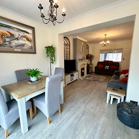 Sea View Three Bed Detached Home - With Parking - Next To Beach!-2